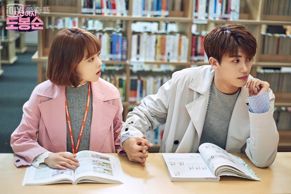 ✿TOP 1 - JTBC金土劇《大力女子都奉順》
話題佔有率:15.54%
➔上升1個名次
擁有超強怪力的女孩都奉順 & 白手起家的年輕CEO安民赫 & 警大出身刑警印國斗,由朴寶英、朴炯植、志洙擔任主要演員。最近沒看這一部劇別說你有追韓劇!!! 安代表跟都奉順甜蜜的感情戲再加上找兇手的驚悚劇情,看劇的期間心臟根本負荷不了阿..