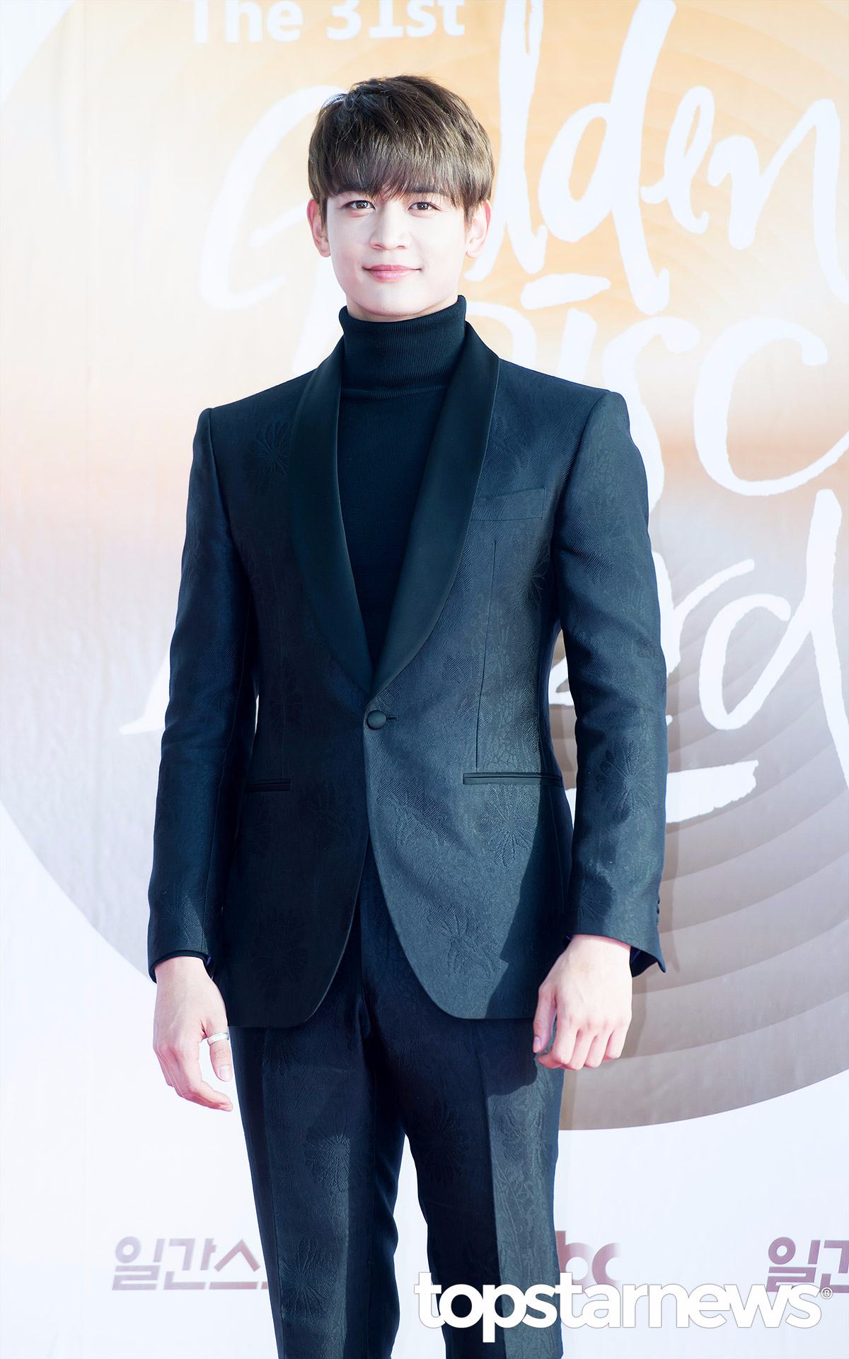 其中,SHINee珉豪就曾因為「年齡」問題跟EXO SUHO大吵過很多次,還曾經一度關係變得很陌生。讓珉豪在節目上難過地表示「希望和SUHO恢復到以前的關係」