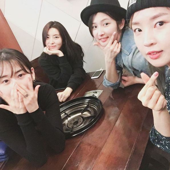 不過昨天田祉潤更新的照片,卻又再度讓平息了好一陣子的4Minute「不合」傳言再度傳開,因為她公開了4Minute成員再度相聚的照片,並寫下了「真的很好,真的很喜歡這些人」