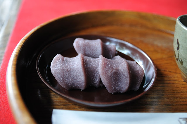 一、赤福餅
名列日本三大伴手禮之一的伊勢特產赤福餅,是來到名古屋一定要帶回家的名產!「赤福」可是伊勢有著三百年歷史的和菓子排隊名店,它的招牌赤福餅外表滿滿甜而不膩的紅豆泥,包覆著綿密的麻糬,咬下去的那瞬間真的是幸福感大爆發啊!
要注意的是,為了品質的堅持,赤福餅並沒有加任何防腐劑或色素唷!有買的朋友記得要迅速品嘗!