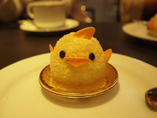 二、小雞造型 Piyorin
在名古屋車站內的Café Gentiane,近年推出了這款以交趾雞為模型而做出的小雞造型海綿蛋糕Piyorin,而因為它的造型實在太過可愛,造成Piyorin瞬間成為來到名古屋必買的伴手禮!不過因為Piyorin是以布丁與巴伐利亞奶油製成,當天購買就一定要食用完畢。
想要帶回國,店內還有販售小雞造型餅乾及巧克力,但是全部都只在JR名古屋駅裡買得到!