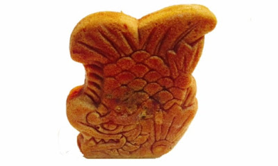八、金鯱燒
名古屋守護神金鯱造型的菓子點心金鯱燒,因為外型而受到極大歡迎,使用新鮮雞蛋製作的外層,夾入濃郁可口的卡士達醬或北海道產的紅豆泥餡,這款代表著名古屋城的特別點心,也只有在名古屋城才找得到。