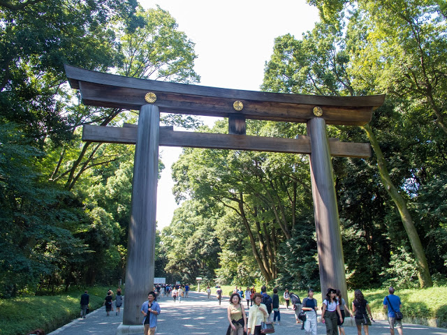 3. 明治神宮
明治神宮是供奉明治天皇及昭憲皇太后靈位的地方,為日本神道教的重要神社。每年除夕(新曆12月31日)日本民眾都會前往各地神社準備新年參拜(日文稱為「初詣」)而明治神宮是東京地區初詣最熱門的地點。順帶一提,明治神宮門口的大鳥居使用的是來自台灣丹大山樹齡1500年的扁柏。