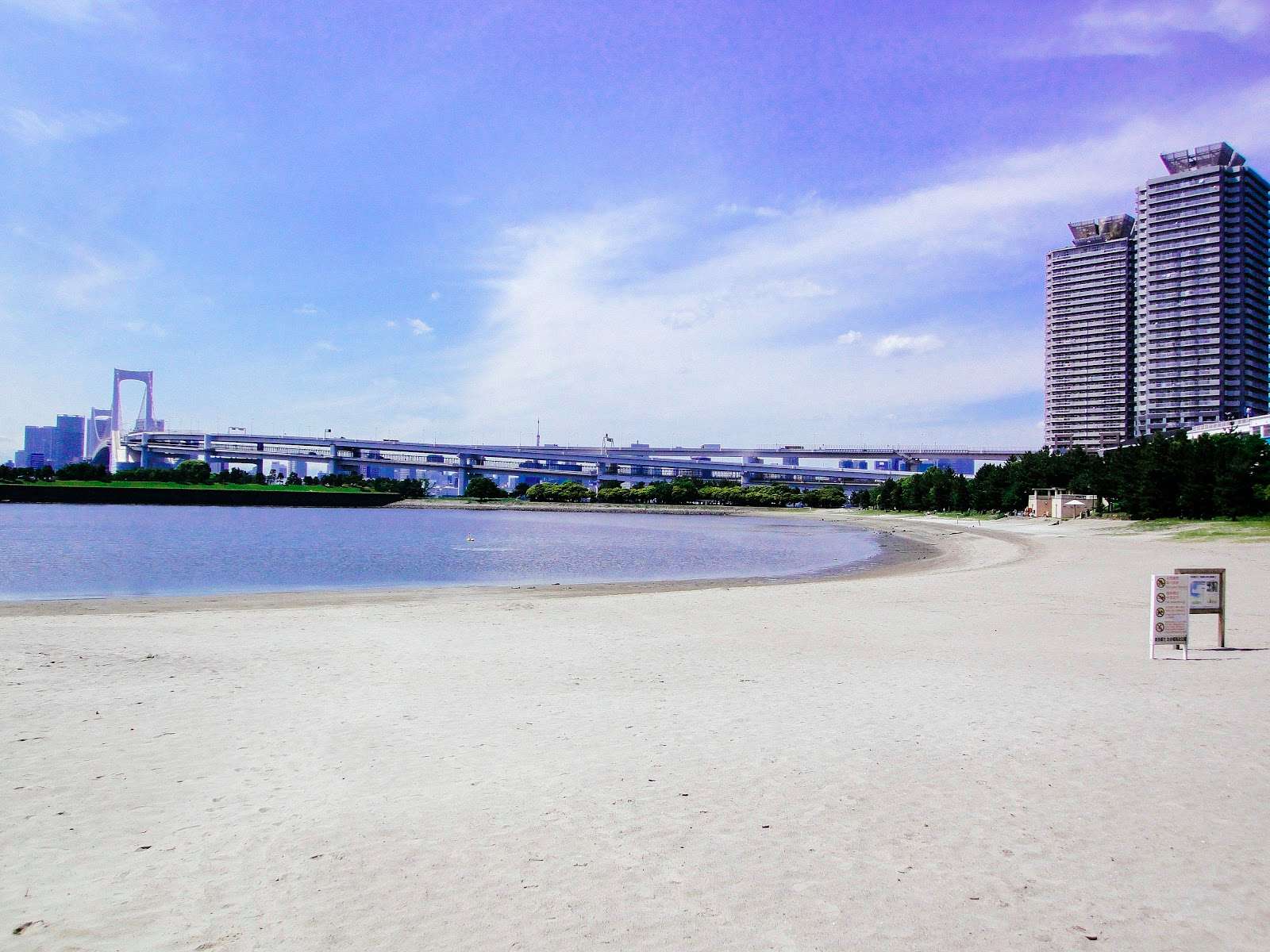 4. 御台場海濱公園
台場海濱公園位於第三台場,這個公園是藉由填海而形成的人造陸地,環抱著寧靜的海灣。近年很受年輕人歡迎,是多部日劇的拍攝景點。其中著名的景點包括彩虹大橋、自由女神像、富士電視台等。購物中心Diver City也提供台場吃飯逛街的好去處,並且有等比例的鋼彈模型而聲名大噪。