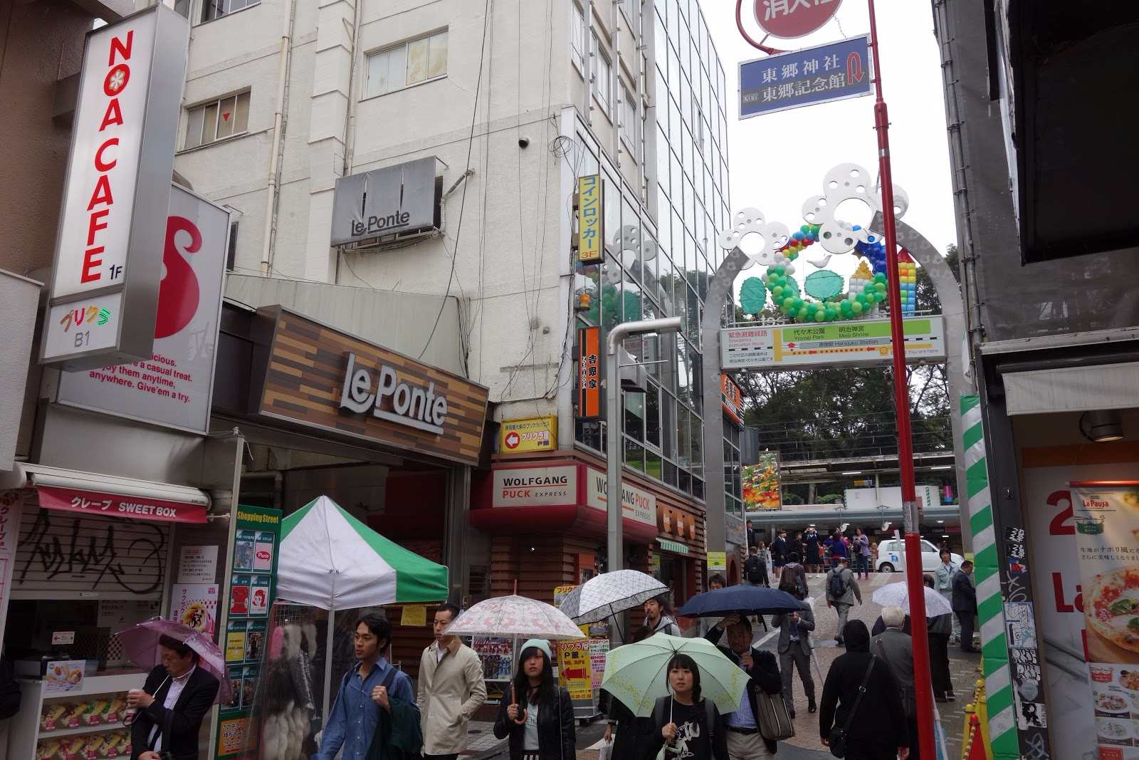 5. 原宿竹下通
竹下通為東京原宿著名的逛街地點,不管是現下最流行的服飾或是火紅的餐廳、咖啡店,竹下通都一手包辦。其中,在網路或旅遊書上,最常報導的竹下通特色商店之一就是可麗餅店,尤其是這兩家:藍色招牌的Marion Crepes,與粉紅色招牌的Angels Heart,到了竹下通,一定要來嚐嚐喔!