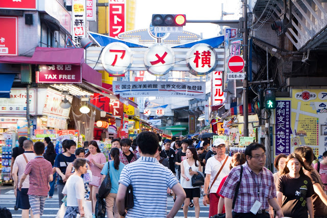 10.阿美橫町
阿美橫町是一條因為商品種類豐富而聞名全國的商業街。「阿美」的發音與America相近,而「橫町」則是小街道的意思,阿美橫町曾是日本著名的「黑市」,販賣許多美國貨,包括當時十分珍貴的“Hershey's”巧克力。
它在連接JR上野站和禦徒町站的天橋下方,並朝向兩頭的車站伸展開來。每當年關將近時,更是人潮蜂擁的年貨大街。熱鬧的市集充滿活力的叫賣人們,是個值得一去的魅力街道。