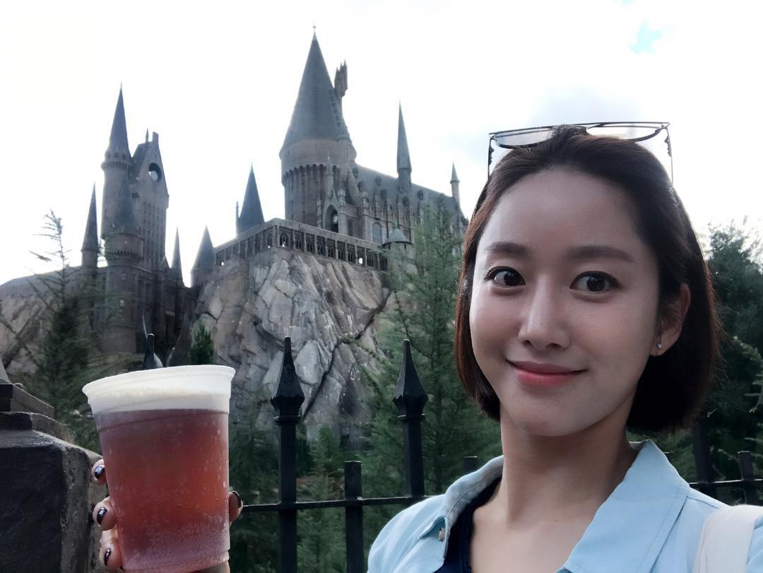 對象就是之前已傳過多次緋聞的女演員全慧彬,這已經是兩人第四次傳出戀愛消息了,在這之前經紀公司都以雙方是很好的朋友否認,這次被拍到照片後經紀公司也不得不出來回應,隨後經紀公司也承認兩人正在戀愛中
