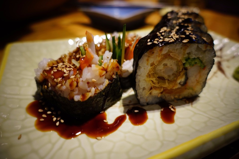 低卡食物①:壽司
壽司口味清淡,低脂低熱量,是減肥食品中的明星食品。但是壽司中米飯含碳水化合物和卡路里,而且添加的配菜也會讓卡路里飆升,若在加入高油高鈉的蛋黃醬,只需2匙(約40g)幾乎就攝取了一般成人一天所需要的油脂...你還以為你吃的是低卡嗎?