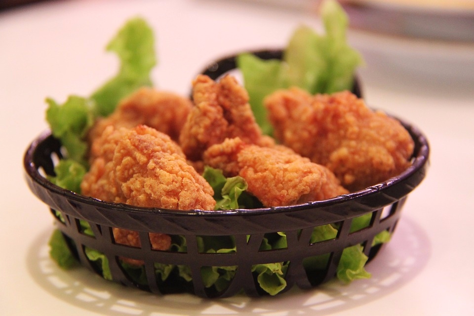 ♯2、複雜的烹飪方式
同樣的食物通過煎烤蒸炸等不同的烹飪方式會產生巨大的熱量差異。比如100g炸雞腿熱量高達261大卡,而100g煮雞腿只有62大卡左右。
對策:盡量選擇蒸、煮、拌等熱量產生較低的方式