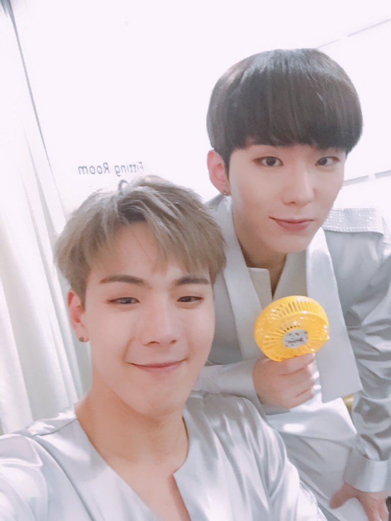 而日前MONSTA X錄製《一週偶像》時,Shownu被問到有沒有拿廣告收入請大家吃飯,基賢也補充隊長當時是直接跟負責人說「廣告收入要平分給七個人」,聽到這番話也讓主持人大力地讚揚Shownu,果然MONSTA X真的很容易激起團魂爆發呢