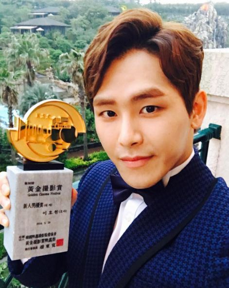 #08. INFINITE – Hoya
Hoya曾經在電影《Hiya / 히야》的慶功宴上,喝多了之後捏著導演的臉對她說「我要叫你姐姐(平語)」這也成為Hoya的經典名言XDD