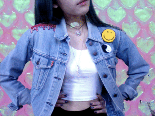 接下來摩登少女要跟大家分享一件春季霸佔韓妞所有時尚LOOK的的百搭聖品——牛仔外套,下面大家跟著摩登少女一起來看一下韓妞都是怎樣把「牛仔外套X裙裝」穿出花的吧↓