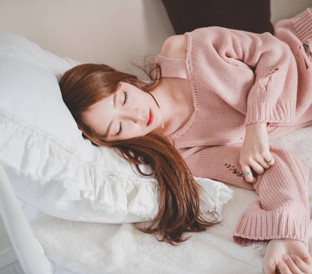 由美國醫學博士所提倡的「Overnight diet」夢中減肥法,只要每天睡滿8小時,並且其中一天的三餐以高蛋白蔬果奶昔取代,一週不用運動甩掉4公斤喔!