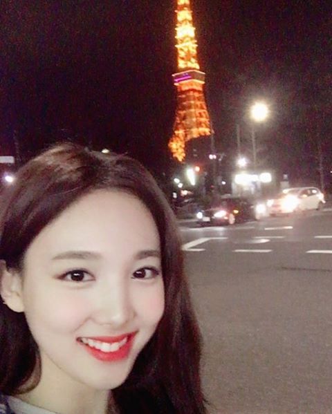 TWICE-娜璉
ONCE們心中最可愛的林三歲,最近林三歲開直播時都會遭到一些黑粉假裝粉絲在底下留言批評她,甚至還對她口出惡言罵髒話,看了粉絲真的心疼,希望之後不要再有一樣的事情發生了ㅜㅜ