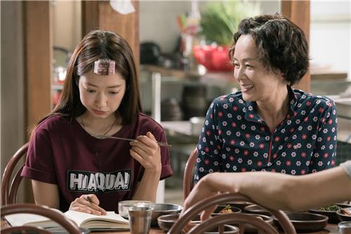 而除了《Doctors》中飾演醫院陣容的演員和朴信惠互動良好,在被說去年「最療癒」的戲劇《Doctors》中,朴信惠和飾演獨立撫養她長大的奶奶金姈愛在劇中的溫暖的互動,也是讓不少粉絲感動落淚的情節。