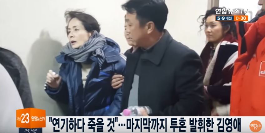 最後即使需要人攙扶,甚至一度因體力不支而蹲坐在牆角邊,在採訪時仍說「在死亡面前,我唯一遺憾的只有沒辦法繼續演戲而已」。不僅和同劇演員即使在下戲之後的溫暖的互動讓觀眾落淚,對演技的執著更是讓觀眾和演員都感到敬重。