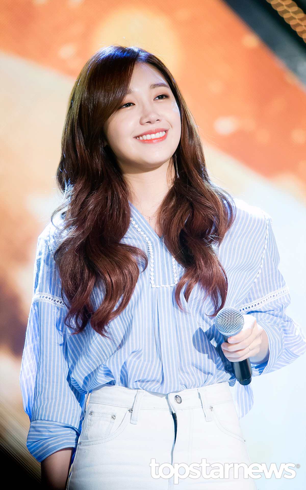 Apink 恩地
據友人透漏恩地可以自己吃掉6人份的烤肉還加上幾碗飯。不過其實不只恩地,Apink每位成員都很會吃啊!像是南珠也是可以一個人吃掉5-6人份的烤肉啊!而且Apink的成員們餓了的話就會變得很暴躁呢!