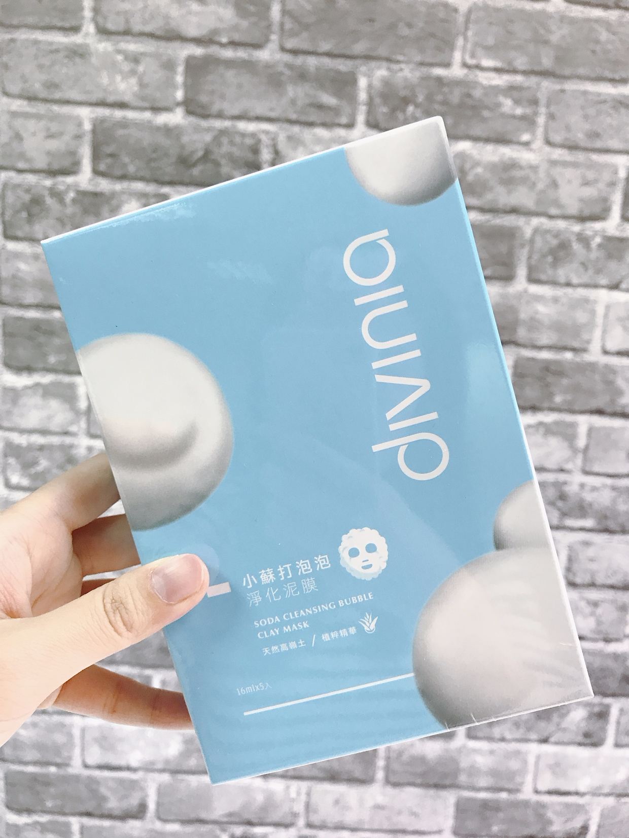 再來是小蘇打泡泡淨化泥膜,裡面有5包/299。這個產品歐膩推薦給油性肌,或者是在春夏蓉一大爆油的混和肌,能夠幫助淨化毛孔,而且還能改善暗沉,據說如果你沒有卸妝,還可以利用這個厚敷+按摩來卸除彩妝,超方便啊!