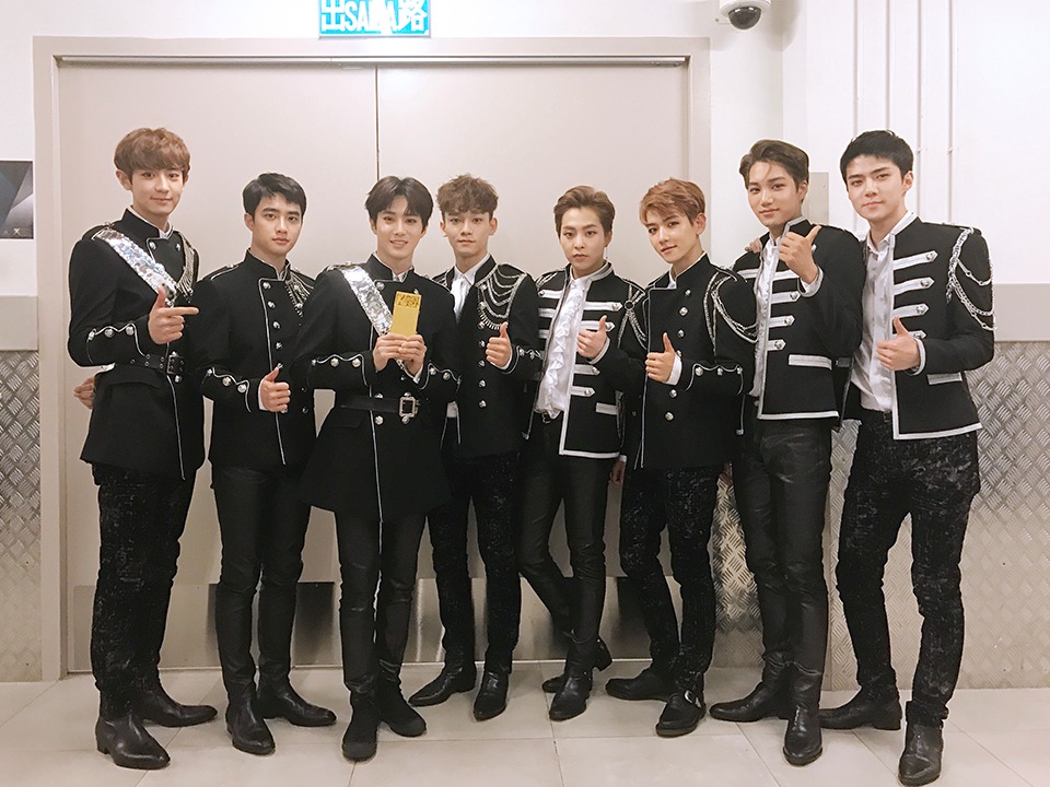 最讓EXO-L不開心的昰LAY幫自己的粉絲取了名字「 X'back 」,粉絲們都可以接受LAY在中國有自己的工作室和工作,但幫自己的粉絲取了名字已經踩到EXO-L的底線了,讓粉絲覺得很不尊重團員和EXO-L...