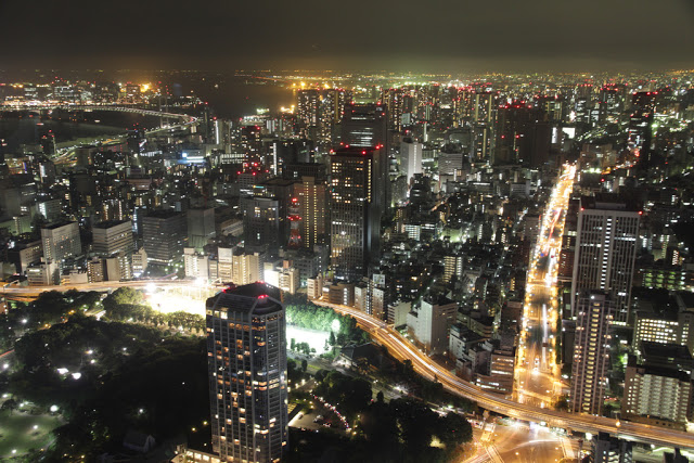 #日本
1. 眺望東京市區:東京鐵塔
相信所有來到東京的人一定都會到東京鐵塔一看,從東京鐵塔的展望台上,可以看到整個東京市區的繁華光景,且不管是白天或是夜晚都各有魅力,白天可以遠眺壯觀的富士山,夜晚可以展望東京的燈光爍爍。
而且到了晚上,東京鐵塔的燈光還會根據季節與活動有所變化,格外動人,絕對是來到東京的夜遊必去!