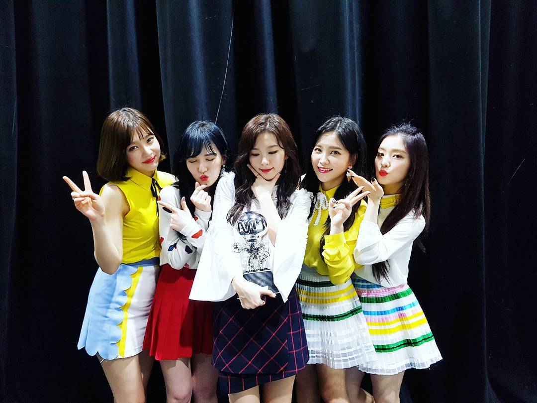 登記的名稱是【 ReVeluv 】根據網友推論將字拆開看,可以分成reve+luv兩個部分,reve在法文中有夢、夢幻、夢中的幾個意思,luv更代表親愛的、你的意思。ReVeluv的意思也被網友推測是【夢中親愛的你】的意思~~~