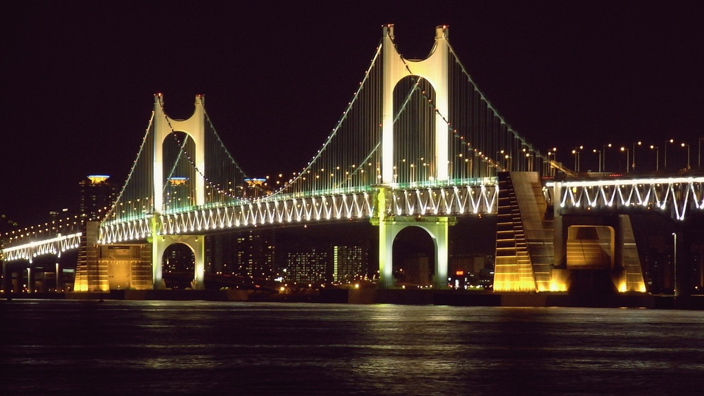 2. 釜山人帶路:帶你走遍釜山最私房夜景據點
相信除了釜山當地人外,沒有別人對於釜山更加熟悉了!也因此,KKday精心安排了精通中英韓的釜山在地人,帶領你前往只有釜山人才知道的夜景私房景點,不用人擠人也能夠一覽釜山美景,揭開釜山真正的面紗!
▶︎熱門景點:廣安里海水浴場、釜山港大橋、影島大橋