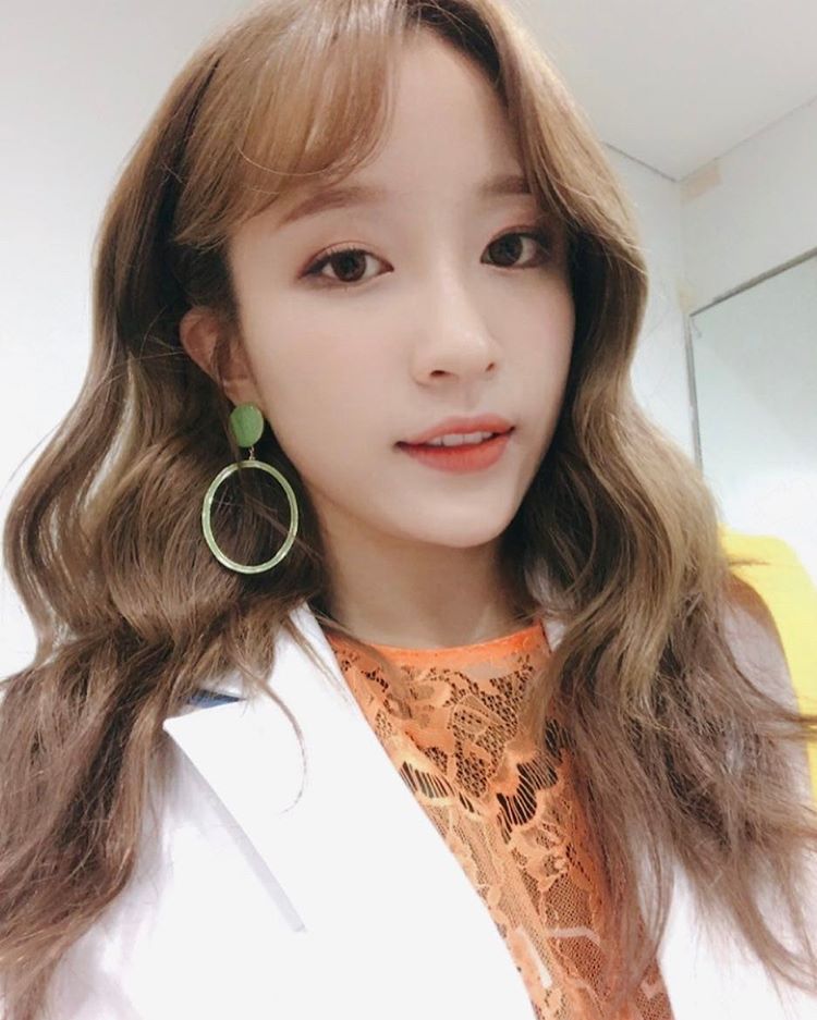 HANI
栗子髮色加上夢幻的大捲髮,成熟中又不失小女孩氣質~這種髮型不管什麼臉型的女孩都適合,所以想要換造型卻不知道從何下手的人偽少女推薦大家可以嘗試一下HANI風格唷!