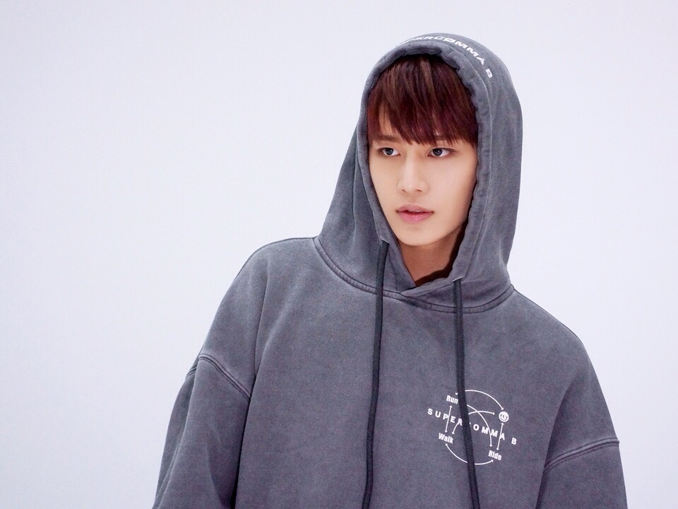 首先要介紹的就是NCT的大哥泰可愛 泰ㄧ Taell
本名:文泰ㄧ 문태일
DOB:1994年6月14日
隊內擔當:主唱
國籍:韓國
泰ㄧ在出道前有參與過《生意之神-客主2015》OST - Because Of You(단 한 사람)
在NCT LIFE 第一季中成員們也經常唱起這首歌
去年也和成員道英參與了SM STATION最後一首歌
大家不要看泰ㄧ很安靜的樣子,他搞笑起來真得很噴飯!!