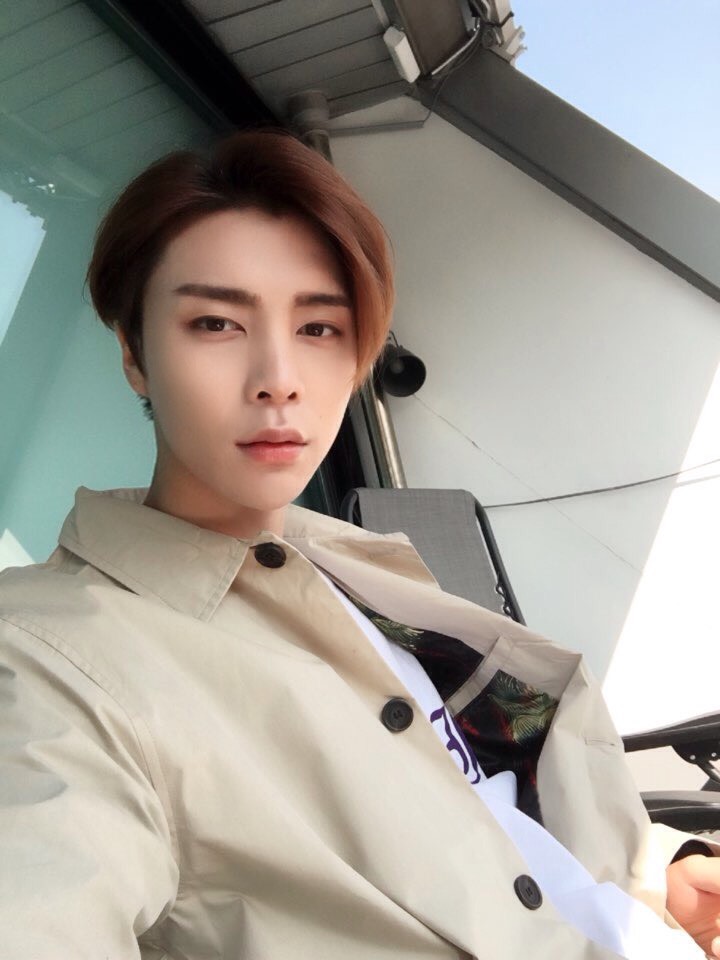 第二個就是北美LINE的Johnny
本名:徐英浩 서영호
DOB:1995年2月9日
國籍:美國 芝加哥
Johnny出到前參與過STATION的《Nightmare》也出演了JMin〈Ready For Your Love〉的MV
Johnny和在玹現在更是SBS POWER FM NCT night night!的固定DJ
