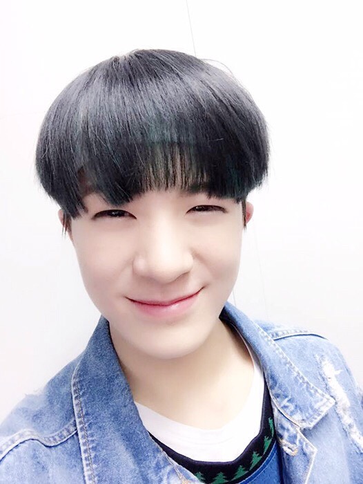 再來就是NO JAM兄弟的Jeno
本名:李帝努 이제노
DOB:2000年4月23日
隊內擔當:副唱
Jeno小時後拍過很多CF最有名的就是牛奶的廣告,是從小可愛到大的Jeno阿
大家可能會覺得長相很熟悉,沒錯他就是連東海本人都覺得和自己長的像的可愛弟弟♥