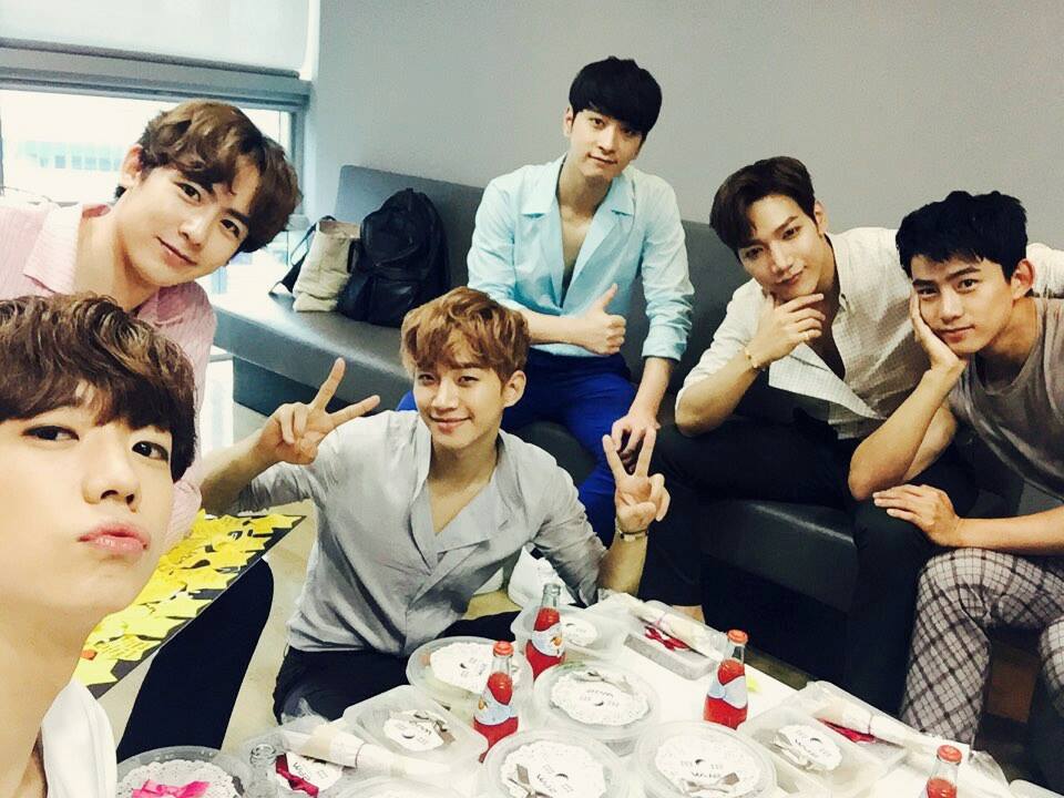 ▶ JYP — 2PM
2PM在日本的人氣超高,除了團體演唱會場場爆滿讓不少日本粉絲瘋狂,就連成員們在日本SOLO的演場會票也是一位難求阿~~
