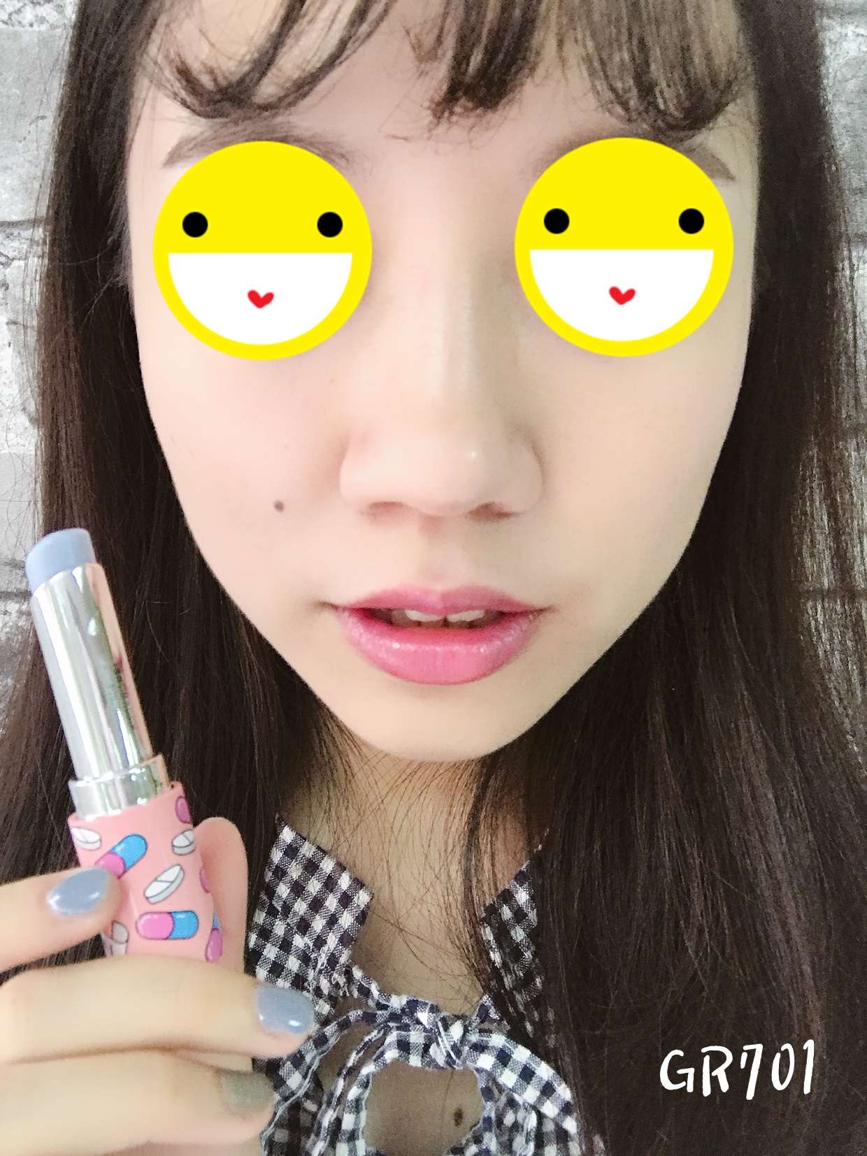 GR701是一隻淡紫色的唇膏,本來歐膩心裡還有點怕怕的,但是擦在嘴上是非常自然的淡粉色啊!很像潤色護唇膏一樣,學生族擦這個超適合,完全不怕被發現,但卻有好氣色喔!