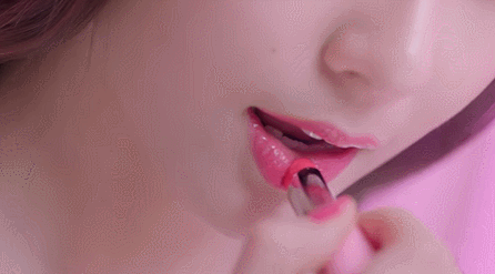 唇妝一定是女孩們整個妝容中最重要的一步吧?
女孩們的化妝包里一定會裝好幾隻唇膏吧?
今天呢摩登少女就要跟女孩們一起來打開韓妞的化妝包,
看韓妞們推薦的1萬韓元以內的人氣唇膏。