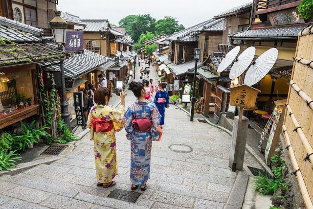 Day2: 和服體驗→清水寺、地主神社→二年坂、三年坂、清水坂→河原町購物
第一站:和服體驗
來到京都千萬不能錯過的傳統體驗就是穿和服了!而且跟姊妹們一起來,這絕對是不可錯過的行程!小編把和服排在第一站是因為要穿就要穿到夠本啊!一大穿到下午漫步在漫步在古色古香的京都小巷中,絕對會替這場旅行增色不少!
【推薦店家:四季櫻花】
▶︎地址:京都府京都市東大路通松原上る辰巳町110-9