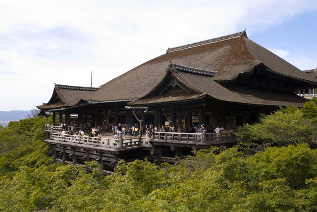 第二站:清水寺、地主神社
清水寺可以說是京都人氣最高的寺院,除了知名的清水舞台,舞台下方的音羽瀑布也是遊客必訪的景點,據說喝下其中一道山泉水,就可以實現長壽、學業、姻緣其中一項願望喔!
大受女生好評的,就非地主神社莫屬啦!地主神社可是出了名的求姻緣聖地,據說閉著眼睛從神社內兩顆戀愛石的其中之一摸到另一顆,你的戀愛運就會順順利利喔!
▶︎地址:京都市東山區清水1-294
▶︎建議停留時間:2.5小時