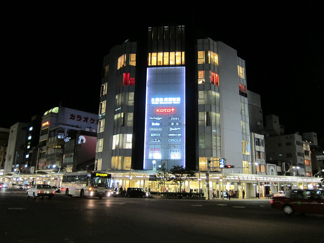 第四站:河原町購物
四條河原町這一代可以說是古色古香的京都中最現代的地方,各大知名百貨公司都可以在這裡找到他們的身影,想要再跑了一天的行程後開始血拼的你千萬別錯過超好逛的河原町了!
▶︎ 可逛的地區:高島屋、O1O1、河原町OPA、大丸、藤井大丸、Loft、新京極,小編建議大家可先鎖定好自己想買的東西、品牌,不然這麼多百貨,要走完真的是需要很好的體力啊!
▶︎交通:搭乘地鐵至『河原町』