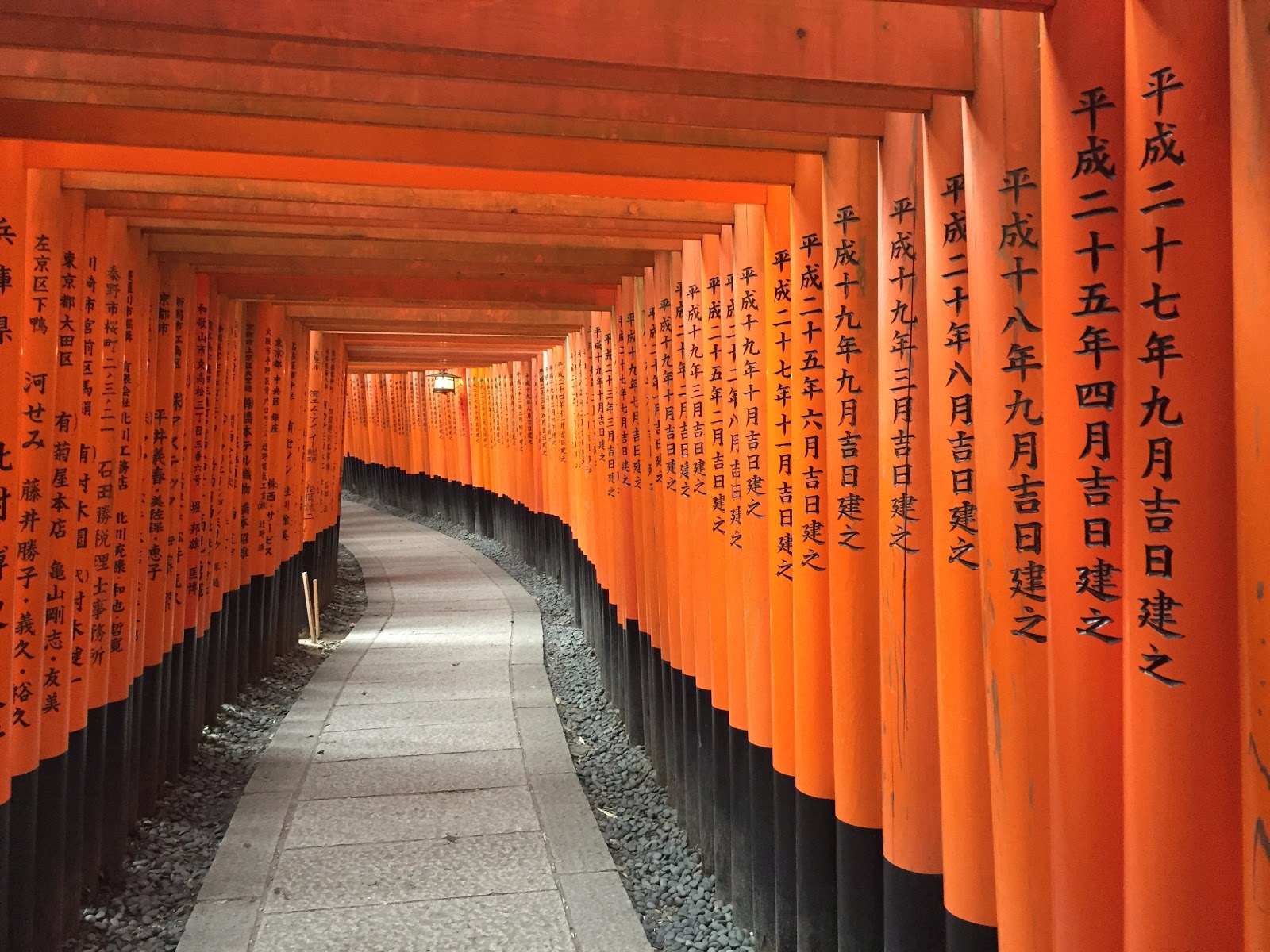 第二站:伏見稻荷大社
伏見稻荷大社,是以『千本鳥居』出名的稻荷神社總社。大社內祀奉以宇迦之御魂大神為首的諸位稻荷神,自古以來就是農業與商業的神明,因此每年都有大量的香客前來神社,祭拜求取生意興隆,使得該神社成為京都地區香火最盛的神社之一,簡單來說,拜伏見稻荷大社就有種台灣人在拜財神爺的感覺。
▶︎交通:JR奈良線『稻荷站』下車徒步2分鐘,京阪電車『伏見稻荷站』下車徒步5分
▶︎建議停留時間:2小時