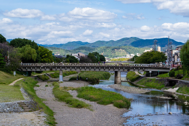 第四站:鴨川
鴨川以河水水質乾淨、清澈而聞名,貫穿了京都市中心,沿著河道可以看見不少的橋樑,而河床上最著名的兩大景點為烏龜跳石和鴨川納涼床,鴨川在四季皆會呈顯不同的景色。
春天時會有櫻花綻放在河道的兩旁,夏季(5-9月)則會在鴨川納涼床設置木材組裝高床,可以坐在上方用餐並且欣賞鴨川的綠意盎然,讓人心曠神怡。
▶︎交通:地下鐵東西線『京都市役所前』站,往御池大橋徒步5分
▶︎建議停留時間:1小時