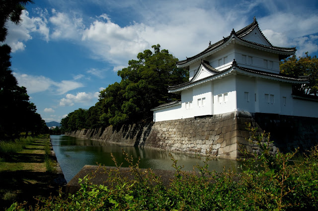 第三站:二条城
二條城是一座位於二條城町的城堡,為城堡式的建築,建設於江戶時代初期,曾是德川家康的寓所,亦為德川幕府的權力象徵,日本百座名城之一,不論是主城本丸殿抑或是五重塔,皆在歷史的洪流中保存完整。
▶︎地址:京都府京都市中京區二條通堀川西入二條城町541
▶︎交通:JR『京都』站轉搭市公車9、50或101號,在「二條城前」站下車
▶︎建議停留時間:1.5小時