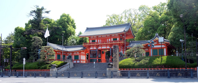 Day5:八阪神社、花見小路→金閣寺→京都/桃園
第一站:八阪神社、花見小路
想要變美的一定要來拜這座八阪神社!因為神社靠近花見小路且神社內的美御前社祀奉了三位美人女神,祂們專門保佑關於藝能與美貌之事,因此藝妓及舞妓都很喜歡來到八阪神社參拜。另外,在小小的美御前社旁有一道『美容水』,據說只要滴幾滴在臉上就可以得到美麗的容貌。
▶︎建議停留時間:1小時