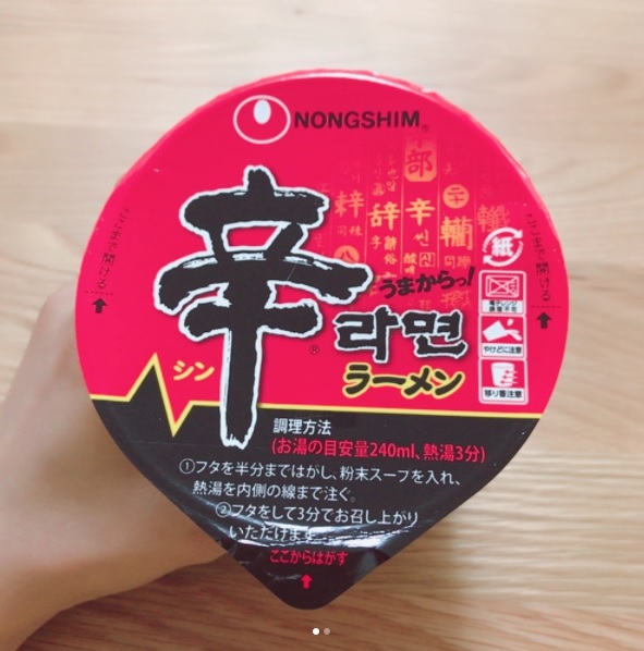 #辛拉麵
老實說飽兒看到它還在榜單內真的是很驚訝啊!這款可說是紅了好久,竟然還屹立不搖,這款火紅的程度大家都知道吧?應該沒有人沒吃過吧?