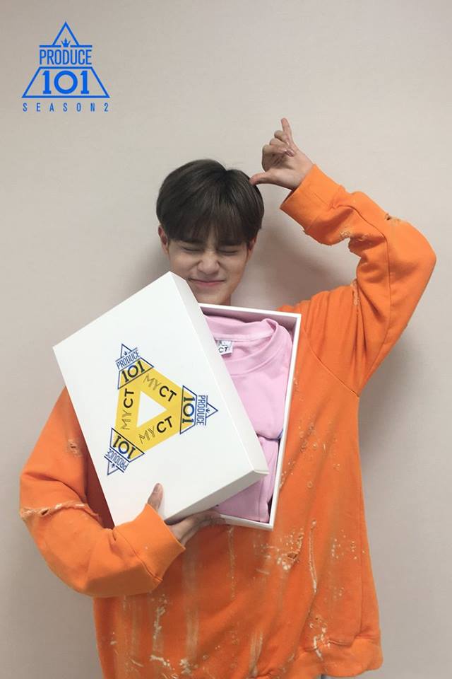 在《PRODUCE 101 第二季》剛開播時最受矚目的練習生應該非李大輝莫屬了吧,在表演歌曲《我啊我》時站在中心的位置想讓人不注意到也難吧@@