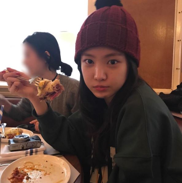 成員娜恩先前和成員一同出席活動時,更曾遇熱情粉絲衝上前想與她拍照,幸好經紀人在一旁立刻擋下粉絲,但娜恩顯然驚魂未定,讓人為APINK的維安捏一把冷汗