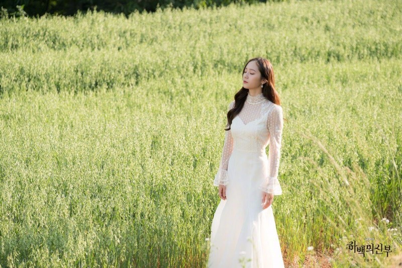 Krystal在《河伯的新娘2017》中飾演令人不敢輕易接近的武羅,她是被派遣至人間的水國管理神,數百年前生活於人間,以擁有驚人美貌的女演員身份生活。她表面看上去對任何事都漠不關心,但處事賢明,並且愛慕著河伯,因此對河伯的素兒極為嫉妒。 