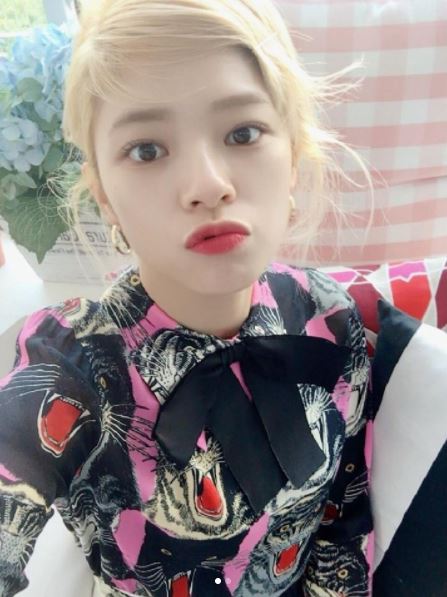 因為昨天定延在TWICE的 IG 上Po出新照,打算在TWICE的安可演唱會上以新造型和大家見面,還開玩笑跟大家說「用心練習了,就算失誤也請大家放放水喔」。