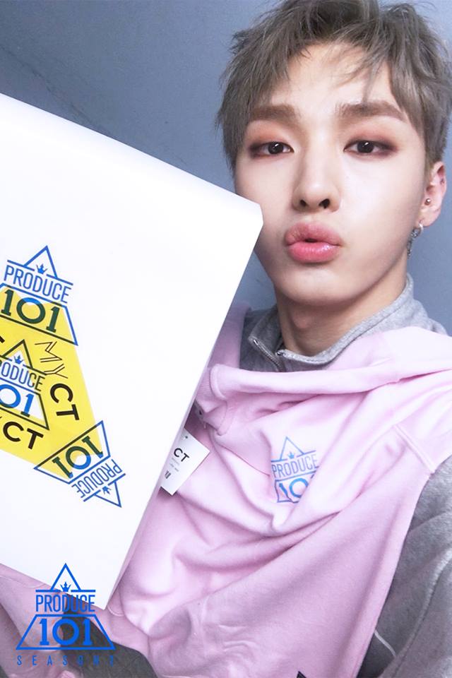 《PRODUCE 101 第二季》在参賽者年齡普遍偏小裡尹智聖練習生就顯得特別突出,他是1991年出生的,和現在前20強年紀最小2002年出生的小雞仔練習生整整差了11歲...