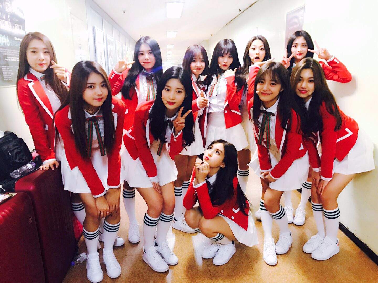 有網友指出《PRODUCE101》第一季成功出道的I.O.I
保守估計到活動結束時總共賺了100億(韓圜)!!!!!!!!!!!!?????
收入分配為
CJ E&M 25%
YMC經紀公司 25%
各所屬經紀公司 50%
由於金在煥是個人練習生
等於各所屬經紀公司 50%金在煥都可以拿到
也難怪粉絲都說