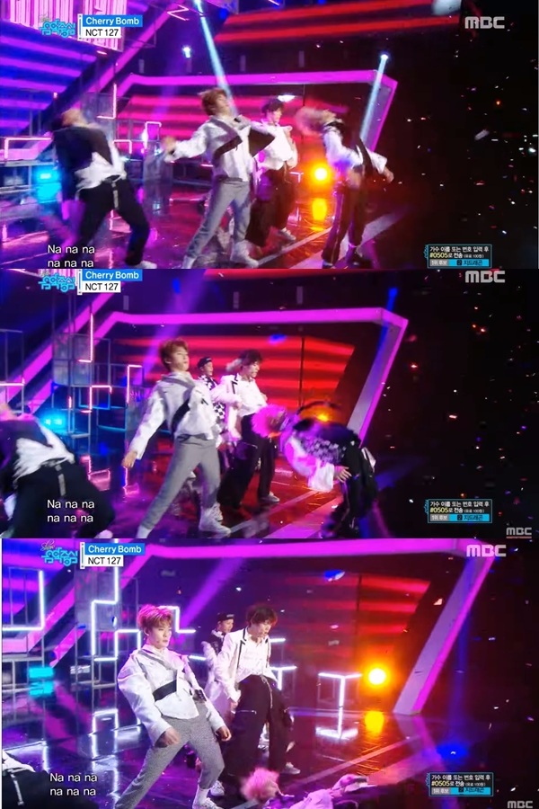就是在歌曲最後一段的時候,5位成員Johnny、泰容、道英、Winwin、Haechan會有一段下腰躺在地上的舞蹈動作,但是這個動作的最後5位成員的肩膀和背部都會重重的撞到地板上,當時看到舞台側拍還能看到因為撞擊力道過大,成員的身體還會微微反彈,小編真心覺得好心疼啊!一定很痛ㅠㅠ而且每次音樂節目的彩排至少3-4次,粉絲想到他們要撞地板那麼多次都覺得相當擔心啊...