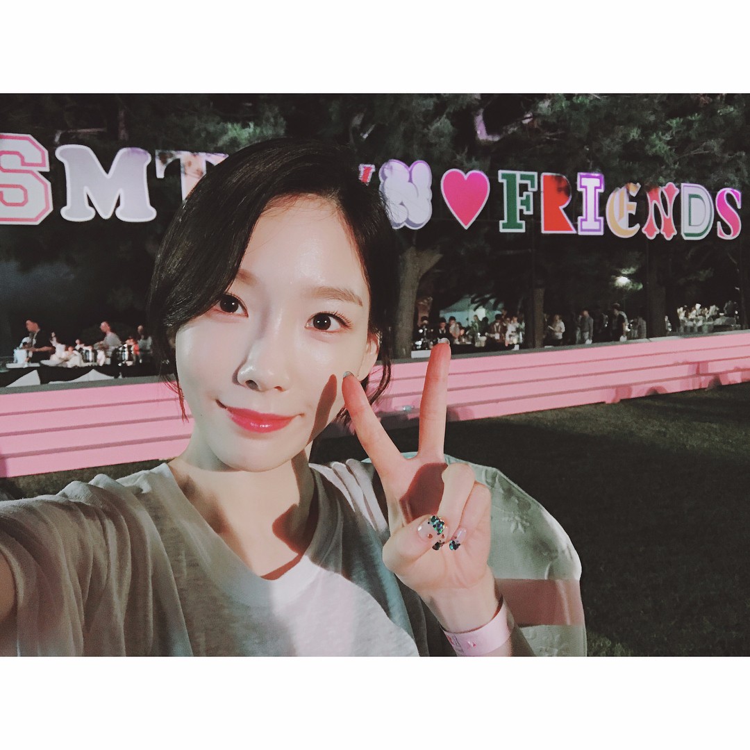 出席的藝人有:「東方神起.少女時代.SHINee.NCT...」,太妍也開心的在instagram Po出可愛的自拍,太妍的自拍也被粉絲笑說這長相實在太不合理了,根本不像是要30歲的人呀XD