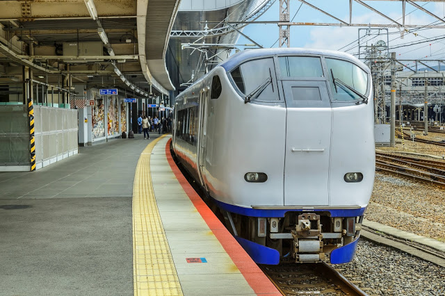 1. 關西機場-大阪市區交通
# JR :關空快速
JR 為許多旅客往返關西機場、市區的交通手段,主要分為關空快速和Haruka兩種。
▶︎ 關空快速:
至大阪約為65分鐘,1190日圓,停靠站多,為一般通勤列車,無設置行李架。
如果從大阪市區搭乘關空快速前往關西機場,需注意「關空快速」和「紀州路快速」兩列車是串連行駛,兩列車會在「日根野站」分離,僅有前四節的車廂才會到關西機場。
